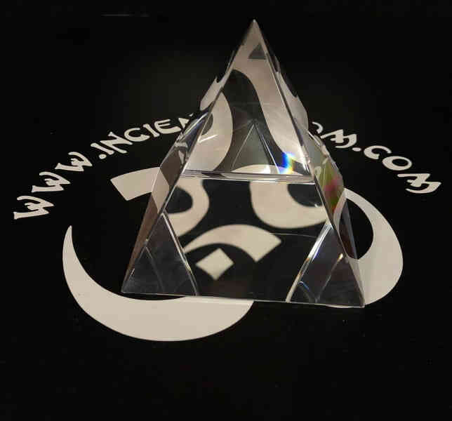 Pirámide de Cristal base 8 cm Aprox